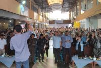 Calon Wali Kota dan Calon Wakil Wali Kota Batam (Cawako dan Cawawako) Nomor Urut 2, Amsakar Achmad - Li Claudia Candra (ASLI), menyapa masyarakat Kecamatan Bengkong, pada Sabtu (5/10/2024) sore, yang digelar di Lytech, Sadai. Foto: INIKEPRI.COM