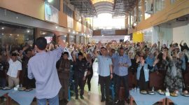 Calon Wali Kota dan Calon Wakil Wali Kota Batam (Cawako dan Cawawako) Nomor Urut 2, Amsakar Achmad - Li Claudia Candra (ASLI), menyapa masyarakat Kecamatan Bengkong, pada Sabtu (5/10/2024) sore, yang digelar di Lytech, Sadai. Foto: INIKEPRI.COM