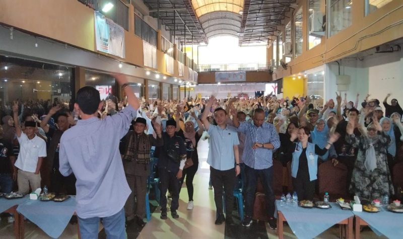 Calon Wali Kota dan Calon Wakil Wali Kota Batam (Cawako dan Cawawako) Nomor Urut 2, Amsakar Achmad - Li Claudia Candra (ASLI), menyapa masyarakat Kecamatan Bengkong, pada Sabtu (5/10/2024) sore, yang digelar di Lytech, Sadai. Foto: INIKEPRI.COM