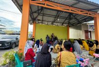 Tim Penggerak (TP) PKK RT/RW 04/011 Perumahan Taman Harapan Indah, Tiban  Kecamatan Sekupang, Kota Batam, mengadakan pengajian rutin disertai arisan yang dilaksanakan di fasum TPQ perumahan setempatpada Minggu (6/10/2024) sore. Foto: INIKEPRI.COM