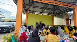 Tim Penggerak (TP) PKK RT/RW 04/011 Perumahan Taman Harapan Indah, Tiban  Kecamatan Sekupang, Kota Batam, mengadakan pengajian rutin disertai arisan yang dilaksanakan di fasum TPQ perumahan setempatpada Minggu (6/10/2024) sore. Foto: INIKEPRI.COM