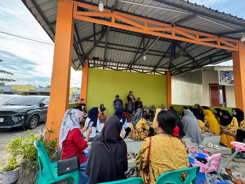 Tim Penggerak (TP) PKK RT/RW 04/011 Perumahan Taman Harapan Indah, Tiban  Kecamatan Sekupang, Kota Batam, mengadakan pengajian rutin disertai arisan yang dilaksanakan di fasum TPQ perumahan setempatpada Minggu (6/10/2024) sore. Foto: INIKEPRI.COM