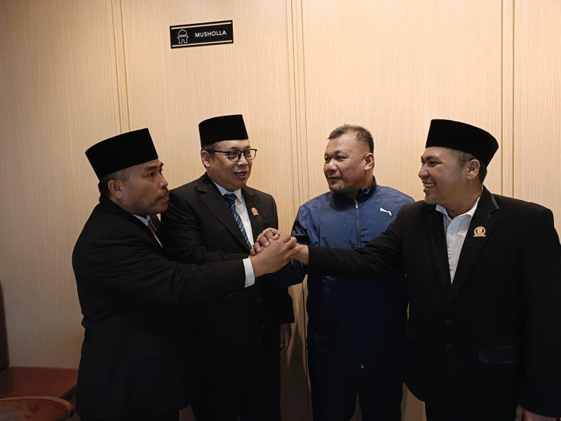 Tiga anggota DPRD Kepri, dapil Natuna-Anambas menyambut pembebasan Hadi Candra yang merupakan mantan ketua DPRD Natuna. Foto: INIKEPRI.COM