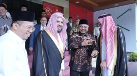 Duta Besar Arab Saudi untuk Indonesia, Faisal Al-Amudi saat mendampingi Syaikh Ahmad bin Ali Al-Hudzaifi bertemu dengan Menteri Agama Yaqut Cholil Qoumas. Foto istimewa/Humas Kemenag
