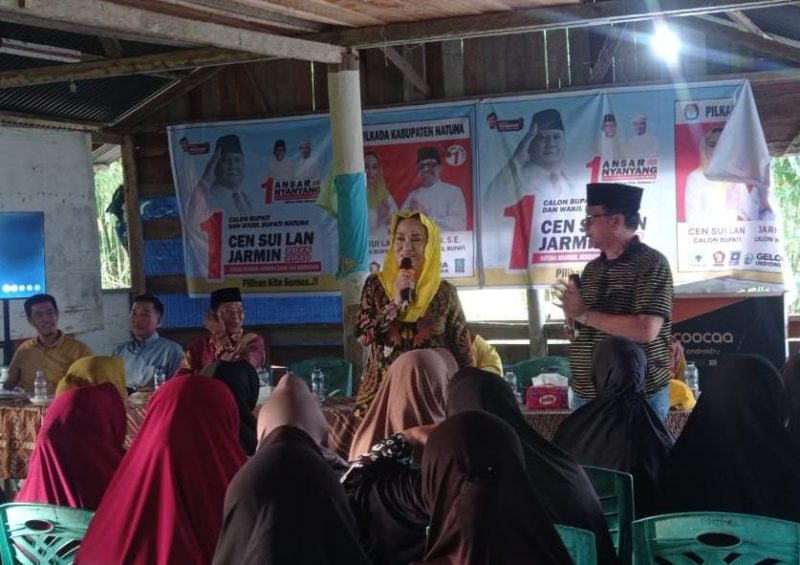 Cen Sui Lan-Jarmin Sidik di lapangan gasing Air Kolek, Kelurahan Ranai, Kecamatan Bunguran Timur, pada Selasa, 8 Oktober 2024. Foto: INIKEPRI.COM