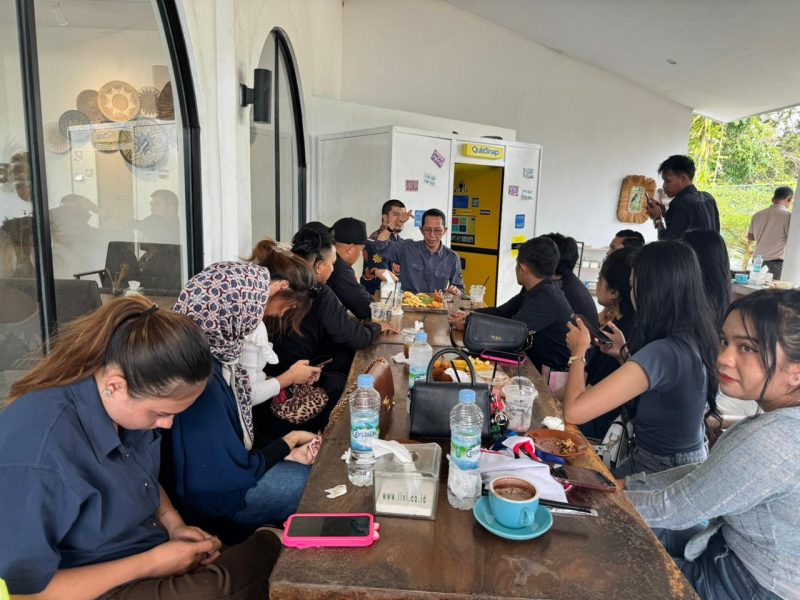 Dalam rangka mendengar persoalan generasi milenial dan Gen-Z di Kota Batam, dan mengetahui isu-isu yang berkembang di ranah media sosial, Calon Wali Kota Batam Nomor Urut 2, Amsakar Achmad, kongkow bareng dengan konten kreator dan influencer di Kota Batam, bertempat di Keboon Cafe, Palm Spring, Batam Center, Rabu siang (9/10/2024). Foto: INIKEPRI.COM