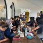 Dalam rangka mendengar persoalan generasi milenial dan Gen-Z di Kota Batam, dan mengetahui isu-isu yang berkembang di ranah media sosial, Calon Wali Kota Batam Nomor Urut 2, Amsakar Achmad, kongkow bareng dengan konten kreator dan influencer di Kota Batam, bertempat di Keboon Cafe, Palm Spring, Batam Center, Rabu siang (9/10/2024). Foto: INIKEPRI.COM