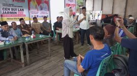 Pasangan Calon Bupati dan Wakil Bupati Natuna dari Nomor Urut Satu, Cen Sui Lan - Jarmin Sidik (Cermin) melakukan kampanye di Pasar Batu Hitam, Kelurahan Batu Hitam, kecamatan Bunguran Timur, Jumat 11 Oktober 2024. Foto: INIKEPRI.COM