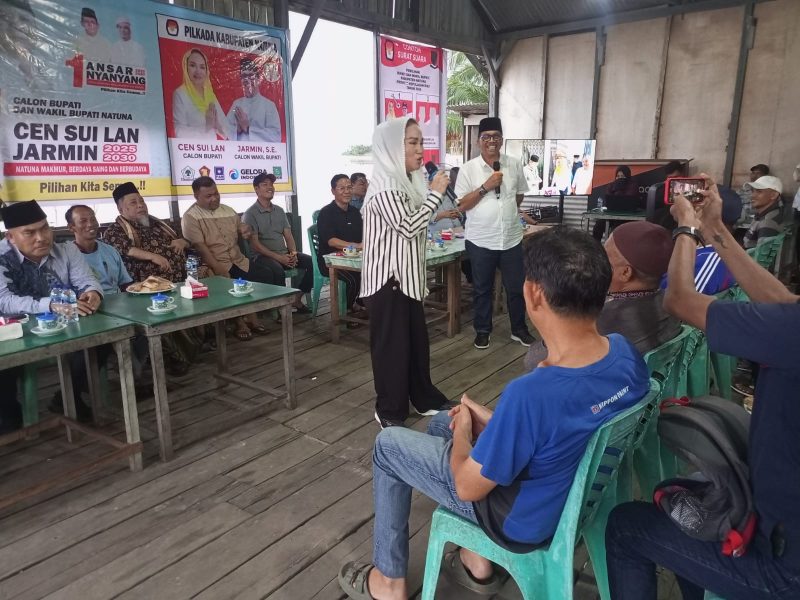 Pasangan Calon Bupati dan Wakil Bupati Natuna dari Nomor Urut Satu, Cen Sui Lan - Jarmin Sidik (Cermin) melakukan kampanye di Pasar Batu Hitam, Kelurahan Batu Hitam, kecamatan Bunguran Timur, Jumat 11 Oktober 2024. Foto: INIKEPRI.COM