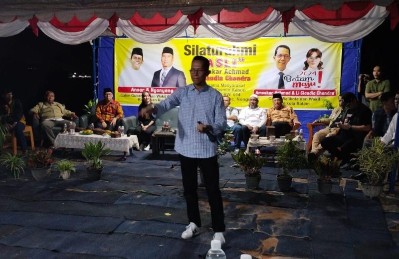 Calon Walikota dan Wakil Walikota Batam Nomor Urut 2, Amsakar Achmad - Li Claudia Chandra (ASLI) bertemu dengan warga taman Yasmin, Jum'at (11/10/2024). Foto: INIKEPRI.COM