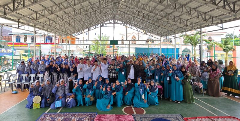 Calon Walikota (Cawako) Batam nomor urut 2, Amsakar Achmad yang berpasangan dengan Li Claudia Candra menghadiri Milad ke-4 Sahabat Hijrah Batam (SAHIBA), Minggu (13/10/2024) pagi. Foto: INIKEPRI.COM