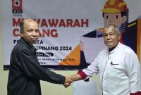 Jufri Helmi salaman dengan ketua PC PII Tanjungpinang sebelumnya Dianoc Rica setelah terpilih secara aklamasi. Foto: INIKEPRI.COM