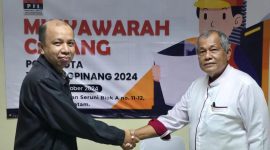 Jufri Helmi salaman dengan ketua PC PII Tanjungpinang sebelumnya Dianoc Rica setelah terpilih secara aklamasi. Foto: INIKEPRI.COM