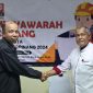 Jufri Helmi salaman dengan ketua PC PII Tanjungpinang sebelumnya Dianoc Rica setelah terpilih secara aklamasi. Foto: INIKEPRI.COM