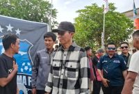 Calon Wali Kota Batam nomor urut 2, Amsakar Achmad membuka Turnamen Sepak Bola U40 ASLI terdePAN (Agenda ASLI) di Lapangan Sepak Bola Griya Prima Batu Aji,  Minggu (13/10) sore. Peserta turnamen umumnya diikuti bapak-bapak. Foto: INIKEPRI.COM