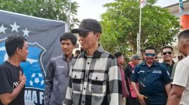 Calon Wali Kota Batam nomor urut 2, Amsakar Achmad membuka Turnamen Sepak Bola U40 ASLI terdePAN (Agenda ASLI) di Lapangan Sepak Bola Griya Prima Batu Aji,  Minggu (13/10) sore. Peserta turnamen umumnya diikuti bapak-bapak. Foto: INIKEPRI.COM