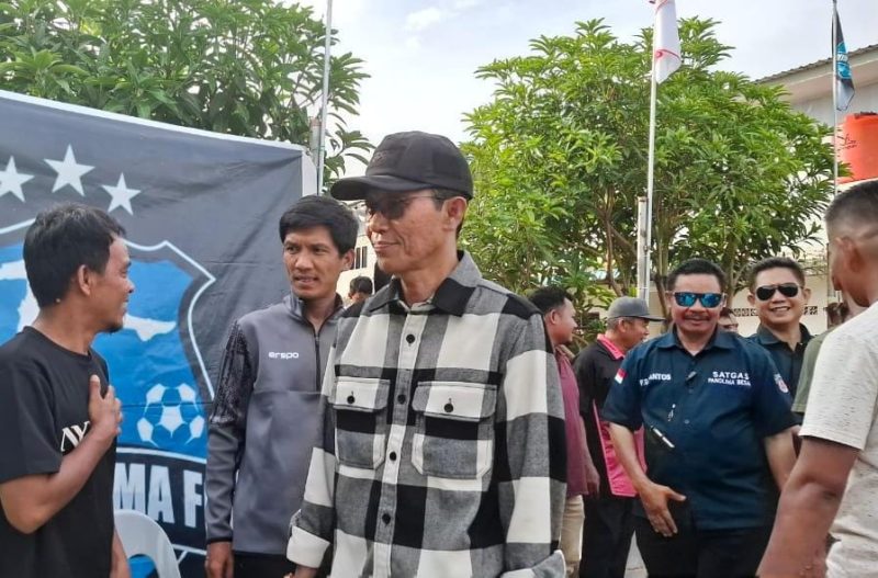 Calon Wali Kota Batam nomor urut 2, Amsakar Achmad membuka Turnamen Sepak Bola U40 ASLI terdePAN (Agenda ASLI) di Lapangan Sepak Bola Griya Prima Batu Aji,  Minggu (13/10) sore. Peserta turnamen umumnya diikuti bapak-bapak. Foto: INIKEPRI.COM