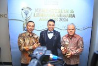 Kapolri Jenderal Polisi Listyo Sigit Prabowo menerima penghargaan Kementerian dan Lembaga Negara Award 2024 yang diselenggarakan oleh Inews. Foto: dok. Humas Polri.