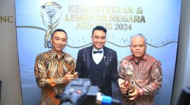 Kapolri Jenderal Polisi Listyo Sigit Prabowo menerima penghargaan Kementerian dan Lembaga Negara Award 2024 yang diselenggarakan oleh Inews. Foto: dok. Humas Polri.

