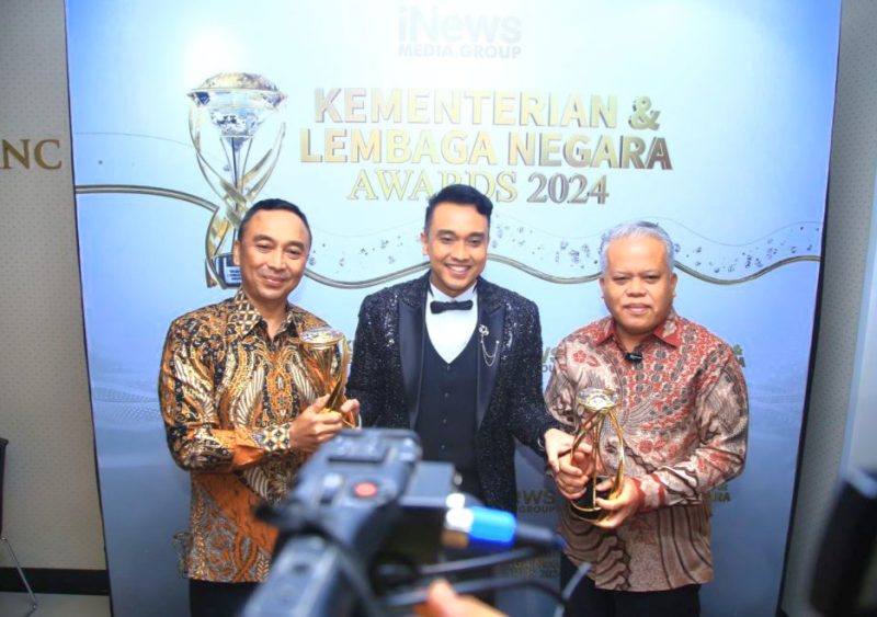 Kapolri Jenderal Polisi Listyo Sigit Prabowo menerima penghargaan Kementerian dan Lembaga Negara Award 2024 yang diselenggarakan oleh Inews. Foto: dok. Humas Polri.