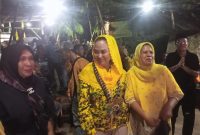 Cen Sui Lan saat bercengkrama dengan masyarakat di sela kampanye. Foto: INIKEPRI.COM