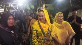 Cen Sui Lan saat bercengkrama dengan masyarakat di sela kampanye. Foto: INIKEPRI.COM