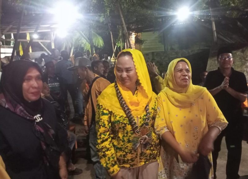 Cen Sui Lan saat bercengkrama dengan masyarakat di sela kampanye. Foto: INIKEPRI.COM