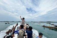 Amsakar Achmad disambut simpatisannya di tengah laut. Foto: INIKEPRI.COM