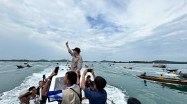 Amsakar Achmad disambut simpatisannya di tengah laut. Foto: INIKEPRI.COM