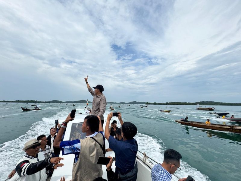 Amsakar Achmad disambut simpatisannya di tengah laut. Foto: INIKEPRI.COM