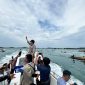 Amsakar Achmad disambut simpatisannya di tengah laut. Foto: INIKEPRI.COM