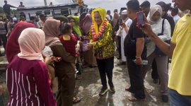 Cen Sui Lan saat tiba di Desa Batu Berian dan disambut antusias oleh masyarakat. Foto: INIKEPRI.COM