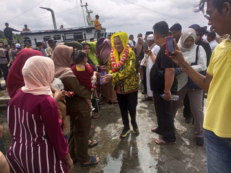 Cen Sui Lan saat tiba di Desa Batu Berian dan disambut antusias oleh masyarakat. Foto: INIKEPRI.COM
