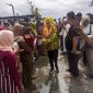 Cen Sui Lan saat tiba di Desa Batu Berian dan disambut antusias oleh masyarakat. Foto: INIKEPRI.COM