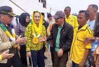 Paslon Nomor Urut Satu, Cen Sui Lan - Jarmin Sidik (Cermin) saat tiba di Pelabuhan Perintis Subi dan disambut salah satu tokoh masyarakat Subi, Baharrudin. Foto: INIKEPRI.COM