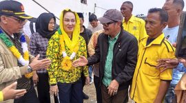 Paslon Nomor Urut Satu, Cen Sui Lan - Jarmin Sidik (Cermin) saat tiba di Pelabuhan Perintis Subi dan disambut salah satu tokoh masyarakat Subi, Baharrudin. Foto: INIKEPRI.COM