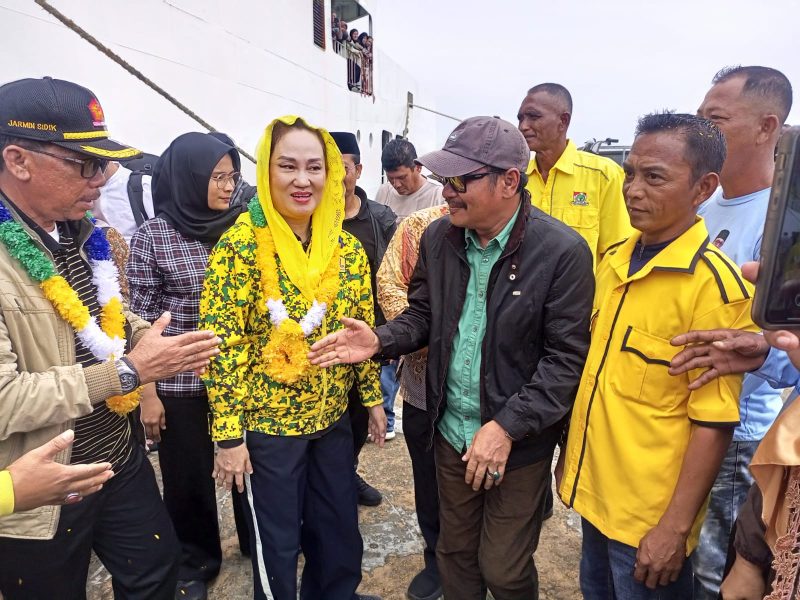 Paslon Nomor Urut Satu, Cen Sui Lan - Jarmin Sidik (Cermin) saat tiba di Pelabuhan Perintis Subi dan disambut salah satu tokoh masyarakat Subi, Baharrudin. Foto: INIKEPRI.COM