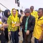 Paslon Nomor Urut Satu, Cen Sui Lan - Jarmin Sidik (Cermin) saat tiba di Pelabuhan Perintis Subi dan disambut salah satu tokoh masyarakat Subi, Baharrudin. Foto: INIKEPRI.COM