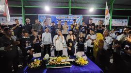 Amsakar Achmad dan Li Claudia Chandra bersama sejumlah anggota DPRD Kota Batam merayakan HUT ke-73 presiden terpilih Indonesia Prabowo Subianto seusai kampanya di Putrajaya Residence. Foto: INIKEPRI.COM