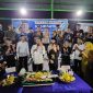 Amsakar Achmad dan Li Claudia Chandra bersama sejumlah anggota DPRD Kota Batam merayakan HUT ke-73 presiden terpilih Indonesia Prabowo Subianto seusai kampanya di Putrajaya Residence. Foto: INIKEPRI.COM