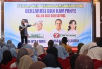 Amsakar Achmad menyapa ratusan emak-emak yang tergabung dalam Perempuan Pejuang Amsakar (PPA) di Golden Prawn, Jumat (18/10/2024). Foto: INIKEPRI.COM