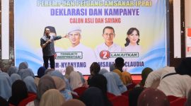 Amsakar Achmad menyapa ratusan emak-emak yang tergabung dalam Perempuan Pejuang Amsakar (PPA) di Golden Prawn, Jumat (18/10/2024). Foto: INIKEPRI.COM