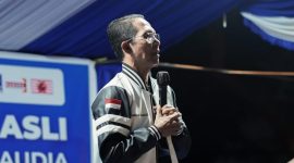 Amsakar Achmad di Batu Merah. Foto: INIKEPRI.COM