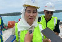 Calon Bupati Natuna nomor urut satu, Cen Sui Lan meninjau pembangunan rehabilitasi fasilitas pelabuhan laut Kecamatan Midai, Sabtu (26/10/2024). Foto: INIKEPRI.COM