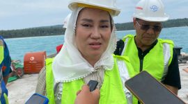 Calon Bupati Natuna nomor urut satu, Cen Sui Lan meninjau pembangunan rehabilitasi fasilitas pelabuhan laut Kecamatan Midai, Sabtu (26/10/2024). Foto: INIKEPRI.COM