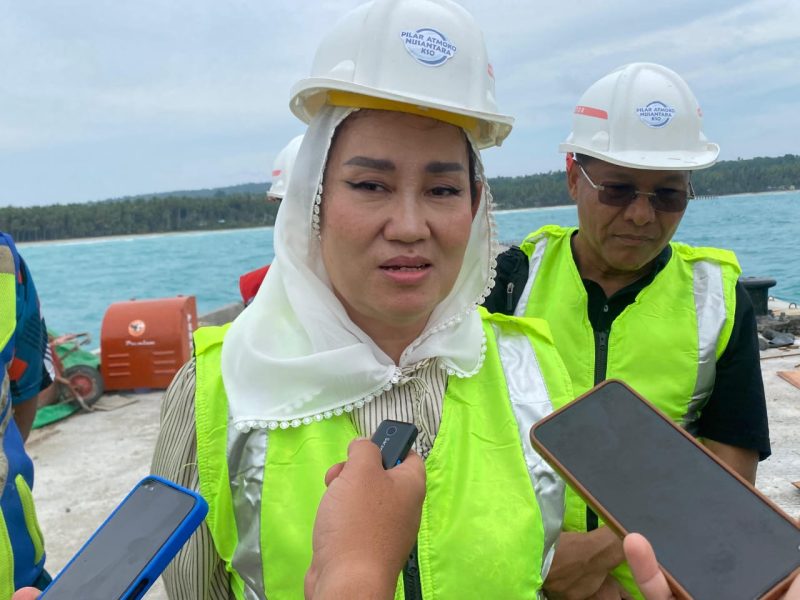 Calon Bupati Natuna nomor urut satu, Cen Sui Lan meninjau pembangunan rehabilitasi fasilitas pelabuhan laut Kecamatan Midai, Sabtu (26/10/2024). Foto: INIKEPRI.COM