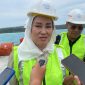 Calon Bupati Natuna nomor urut satu, Cen Sui Lan meninjau pembangunan rehabilitasi fasilitas pelabuhan laut Kecamatan Midai, Sabtu (26/10/2024). Foto: INIKEPRI.COM