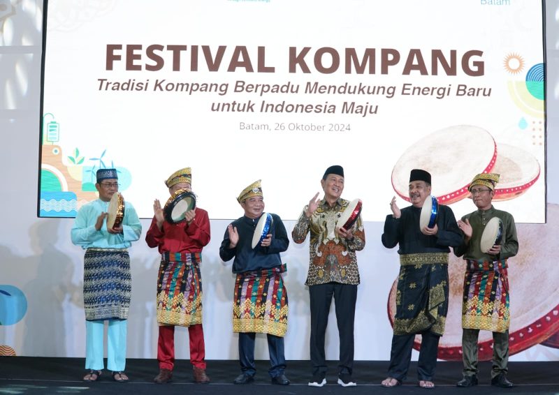 Dalam rangka peringatan Hari Ulang Tahun (HUT) PT PLN Batam ke-24 dan Hari Listrik Nasional (HLN) ke-79, PLN Batam menggelar Festival Kompang yang mengangkat kebudayaan Melayu Kota Batam di BCS Mall, Sabtu (26/10). Foto: INIKEPRI.COM