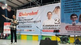 Calon Wali Kota Batam Nomor Urut 2, Amsakar Achmad di Community Centre Kavling Flamboyan, Sagulung, Sabtu (26/10/2024) malam. Foto: INIKEPRI.COM