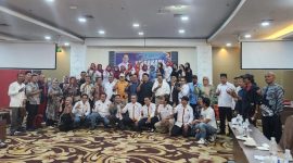 Dukungan untuk pasangan calon Wali Kota dan Wakil Wali Kota Batam, Amsakar Achmad dan Li Claudia Chandra (ASLI), semakin kuat menjelang Pilkada 2024. 

Sebanyak 15 paguyuban Minang berkumpul dalam acara silaturahmi dan dialog di Hotel Golden View, Bengkong, pada Selasa (29/10) siang, untuk menyampaikan aspirasi dan dukungan mereka. Foto: INIKEPRI.COM